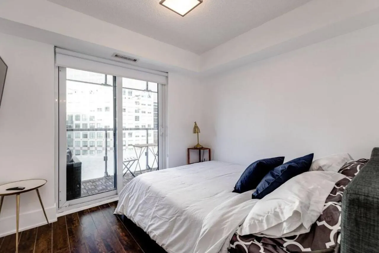 3Br Rooftop Pool Gym Steps To Mtcc And Cn Tower With Parking Toronto Canada