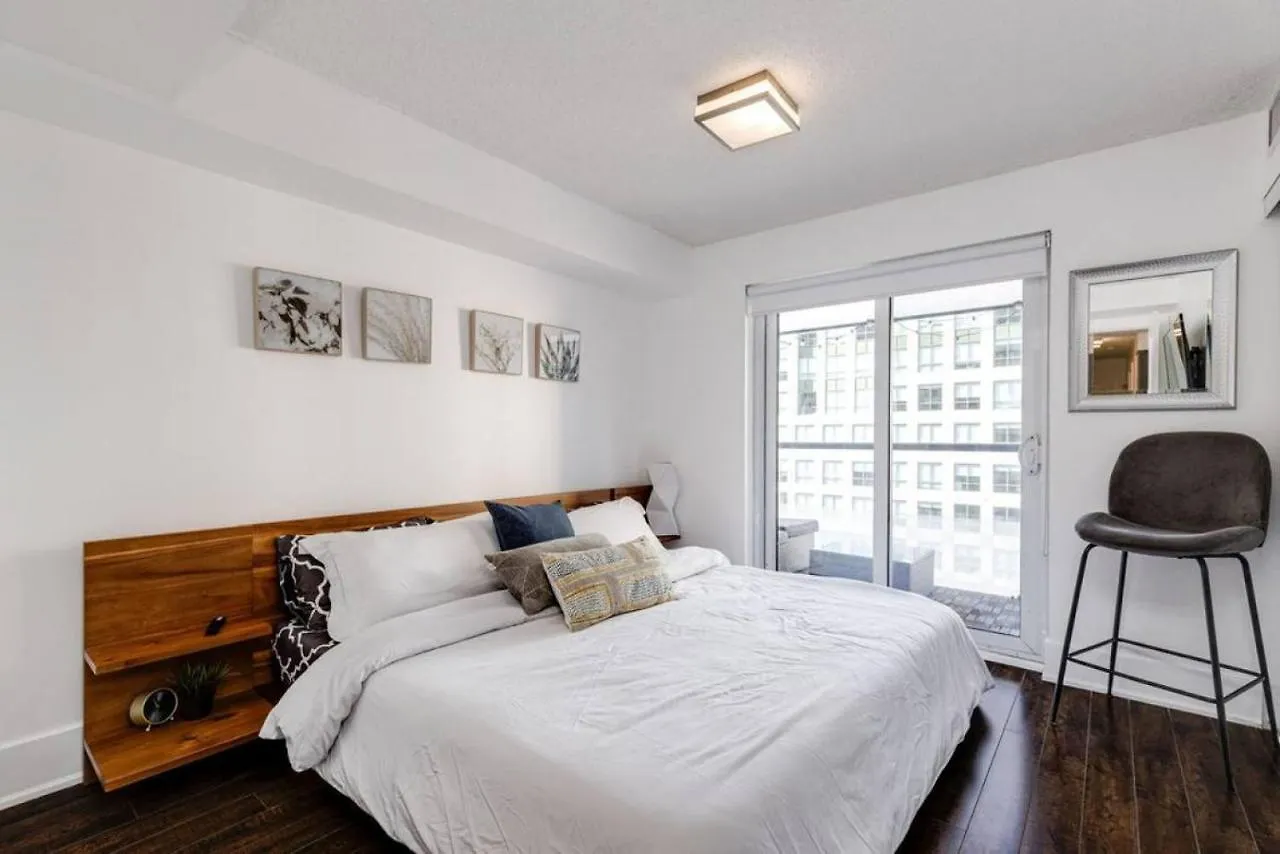 3Br Rooftop Pool Gym Steps To Mtcc And Cn Tower With Parking Toronto Holiday home