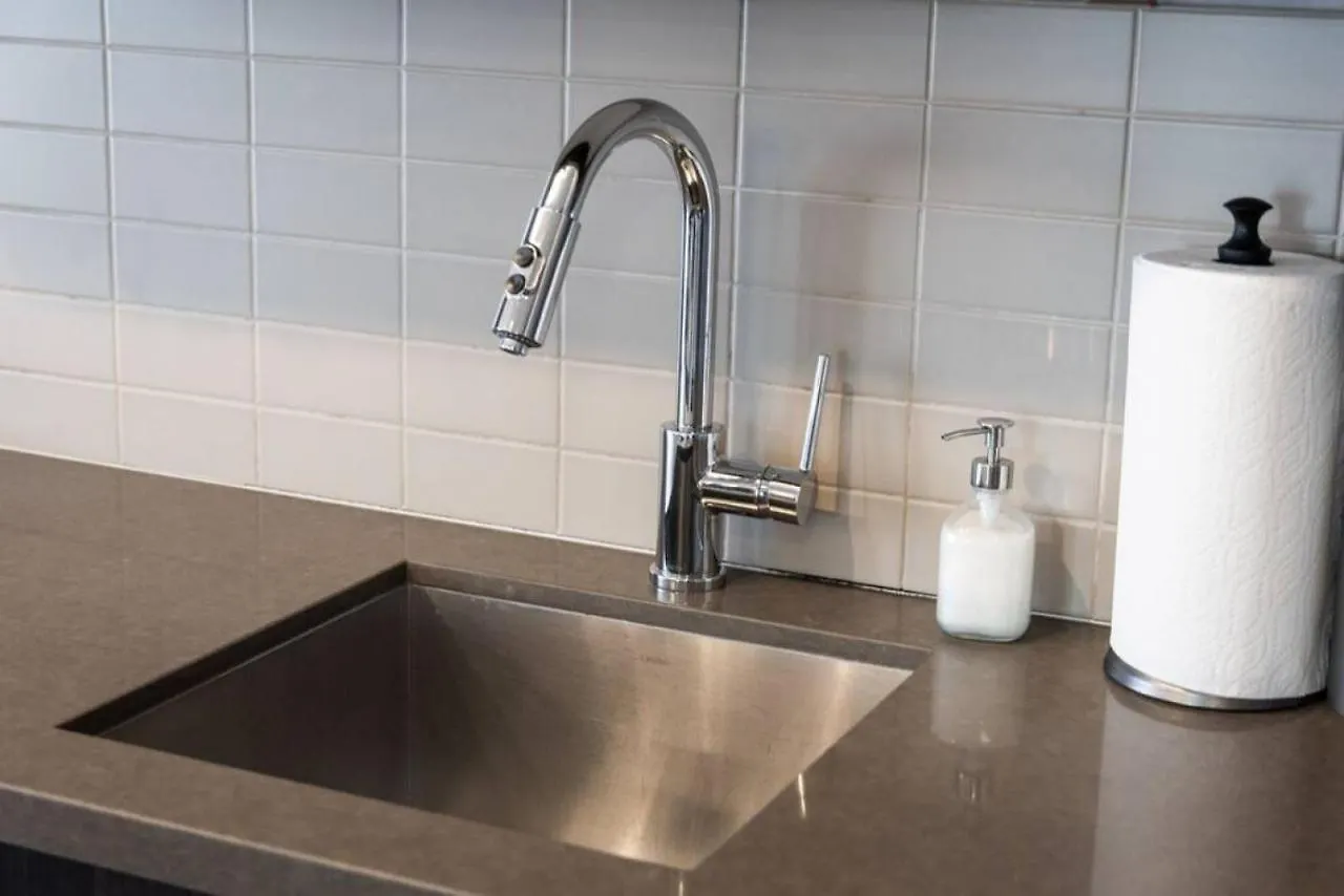 3Br Rooftop Pool Gym Steps To Mtcc And Cn Tower With Parking Toronto Holiday home
