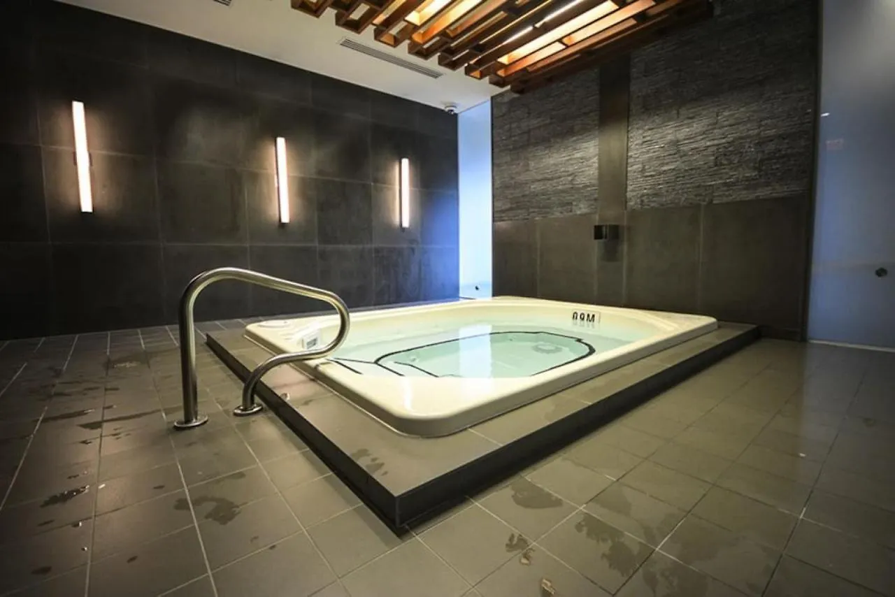 Holiday home 3Br Rooftop Pool Gym Steps To Mtcc And Cn Tower With Parking Toronto