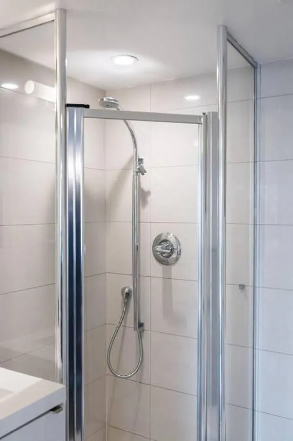Holiday home 3Br Rooftop Pool Gym Steps To Mtcc And Cn Tower With Parking Toronto Canada