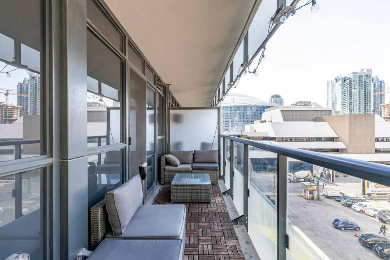 Holiday home 3Br Rooftop Pool Gym Steps To Mtcc And Cn Tower With Parking Toronto