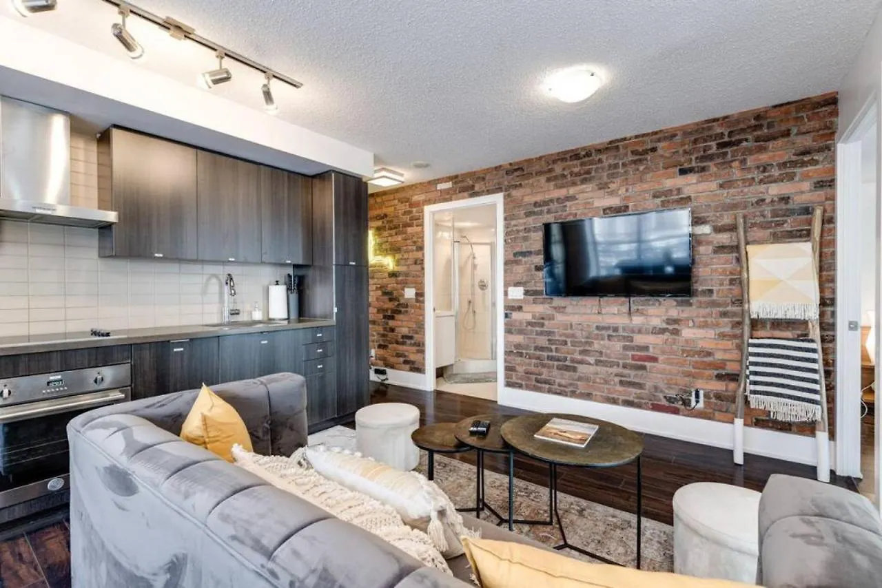 Holiday home 3Br Rooftop Pool Gym Steps To Mtcc And Cn Tower With Parking Toronto