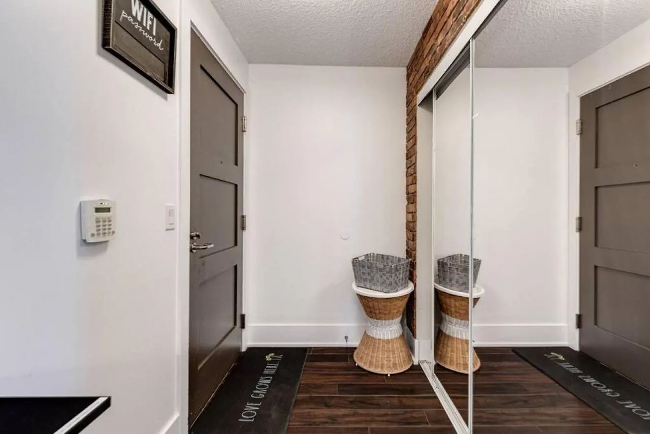 Holiday home 3Br Rooftop Pool Gym Steps To Mtcc And Cn Tower With Parking Toronto