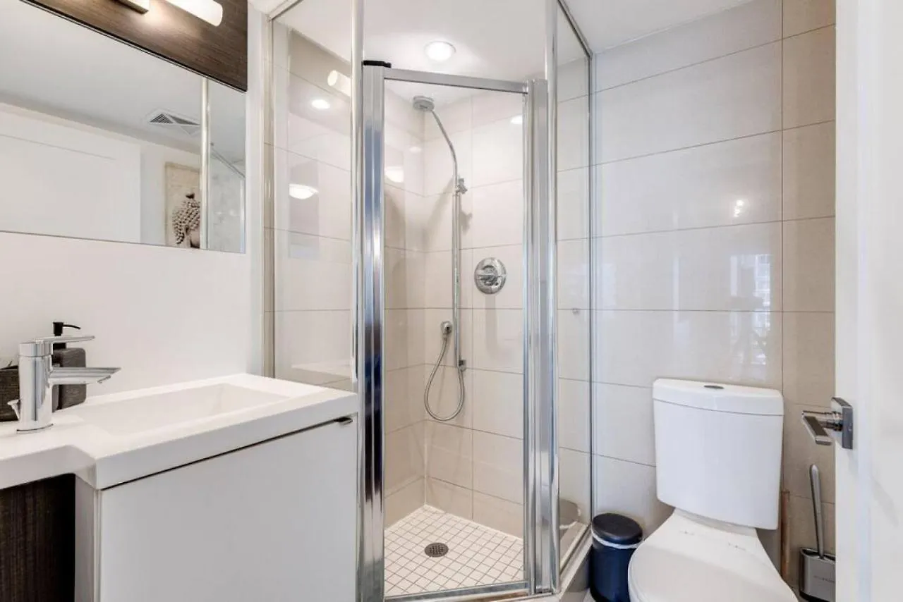 Holiday home 3Br Rooftop Pool Gym Steps To Mtcc And Cn Tower With Parking Toronto Canada